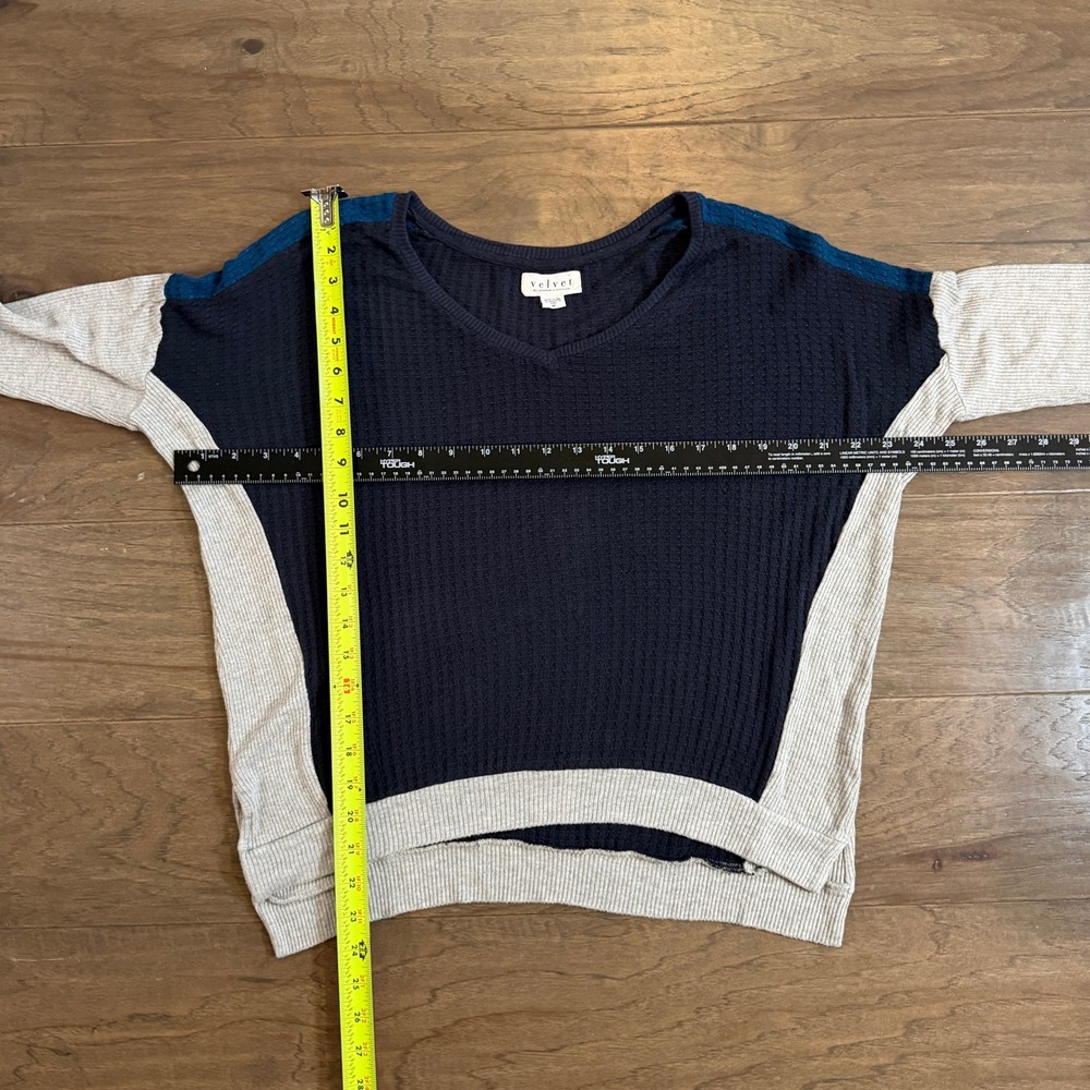 Velvet by Graham & Spencer Navy Grey Colorblock Waffle Knit V-Neck Top Medium - Picture 4 of 6